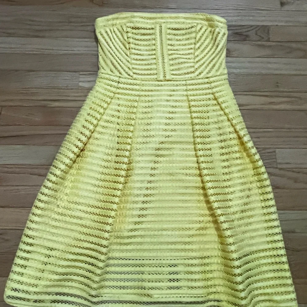 NYC Eva Mendes strapless summer dress Yellow with floral pattern. Size 8 - Picture 3 of 9